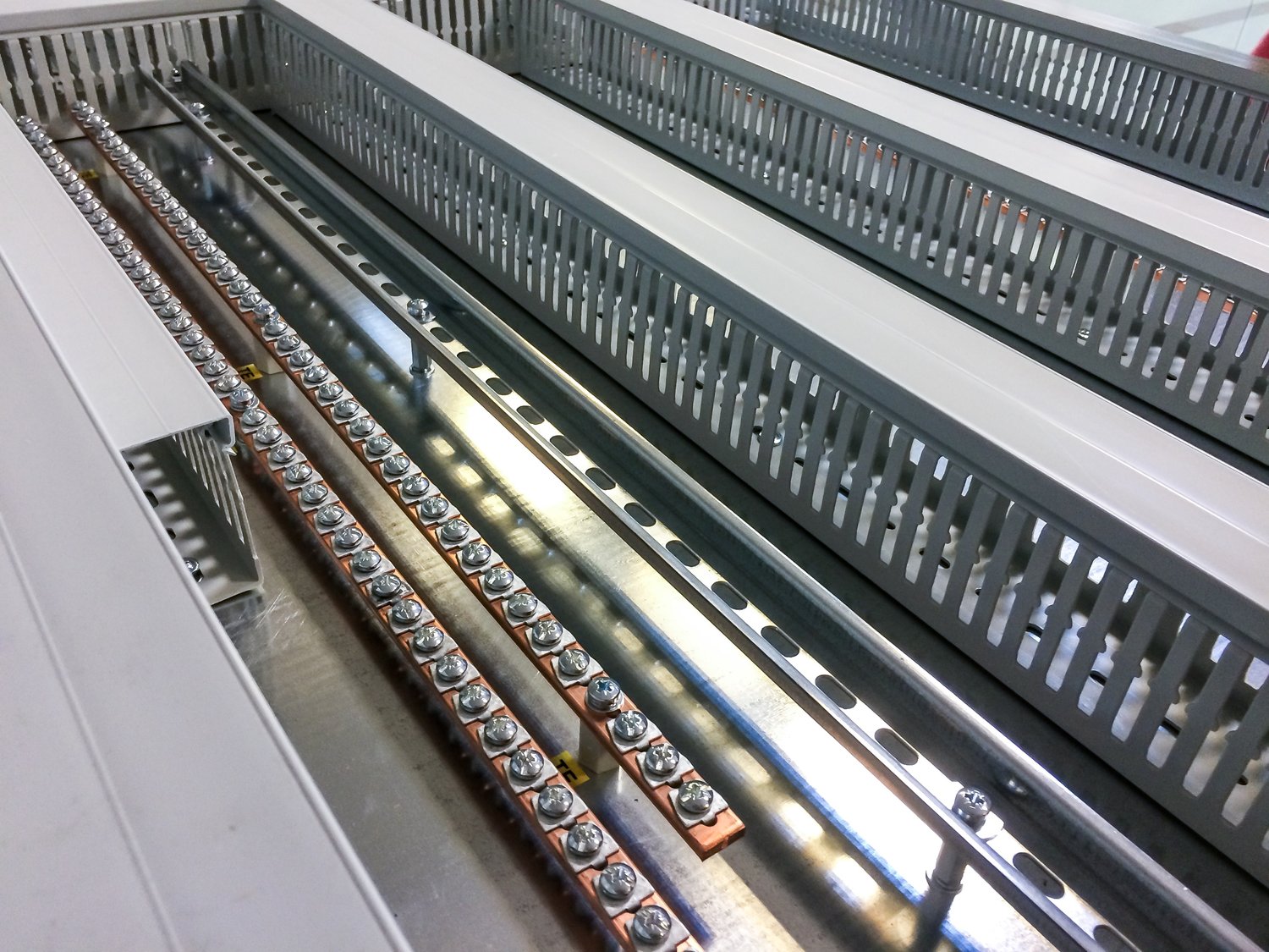 Jak efektywnie wykorzystać płaskowniki i trasy kablowe w instalacjach elektrycznych