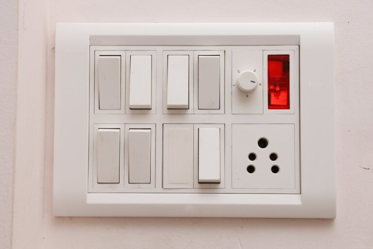 Jak wybrać odpowiednie elementy sterowania dla instalacji elektrycznej