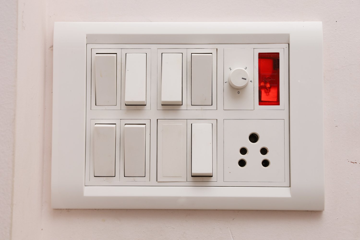 Jak wybrać odpowiednie elementy sterowania dla instalacji elektrycznej