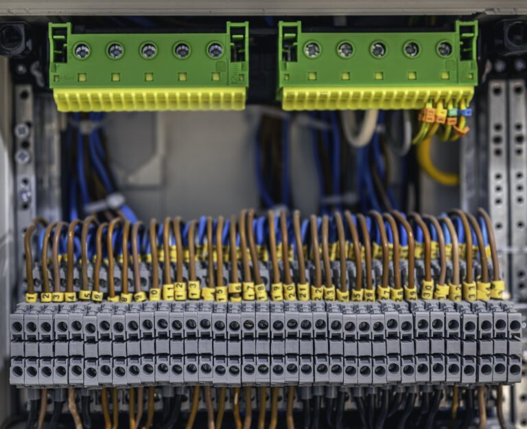 Jak wybrać odpowiednią aparaturę elektryczną dla Twojego domu