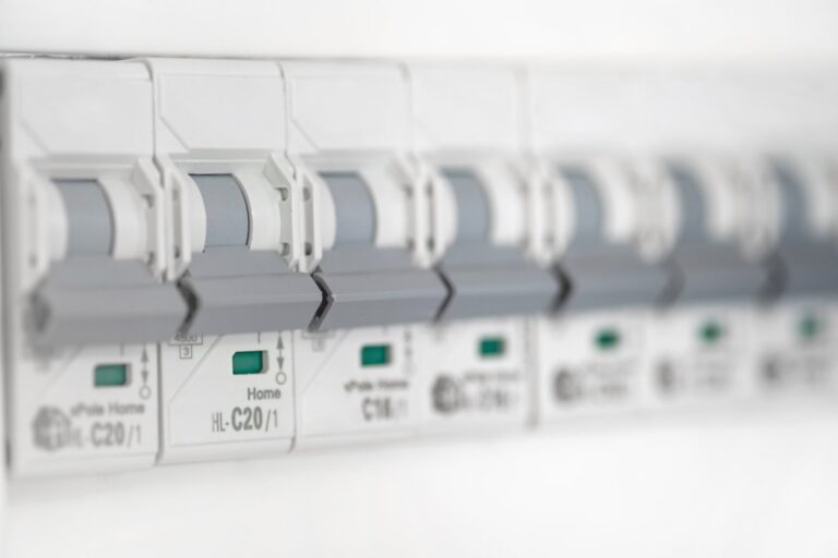 Jak wybrać i zainstalować odpowiednią aparaturę elektryczną w domu