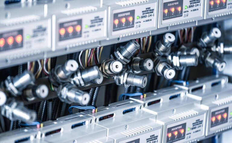 Jak dobrać odpowiednią aparaturę elektryczną do instalacji przemysłowych