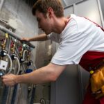 Jak właściwie zabezpieczyć instalacje elektryczne i hydrauliczne w budynkach