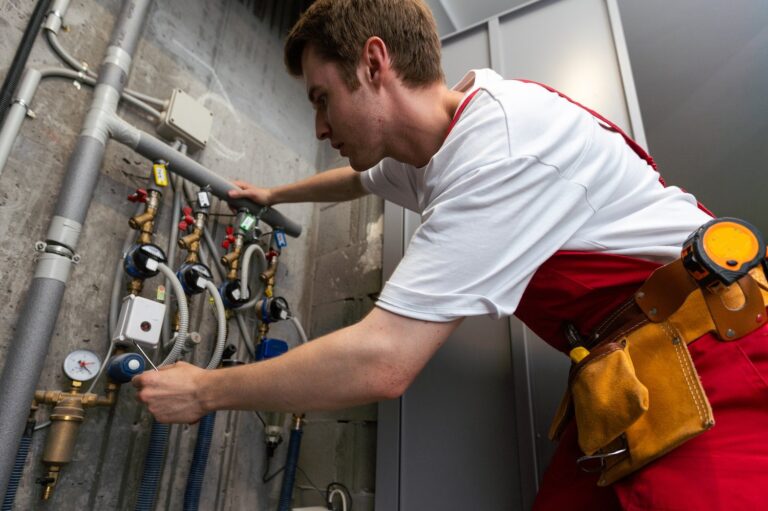 Jak właściwie zabezpieczyć instalacje elektryczne i hydrauliczne w budynkach