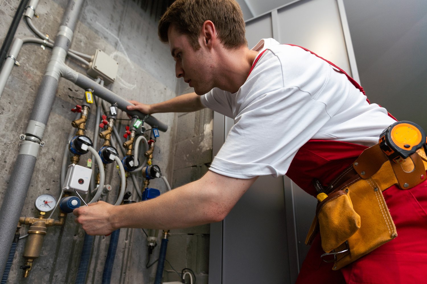 Jak właściwie zabezpieczyć instalacje elektryczne i hydrauliczne w budynkach