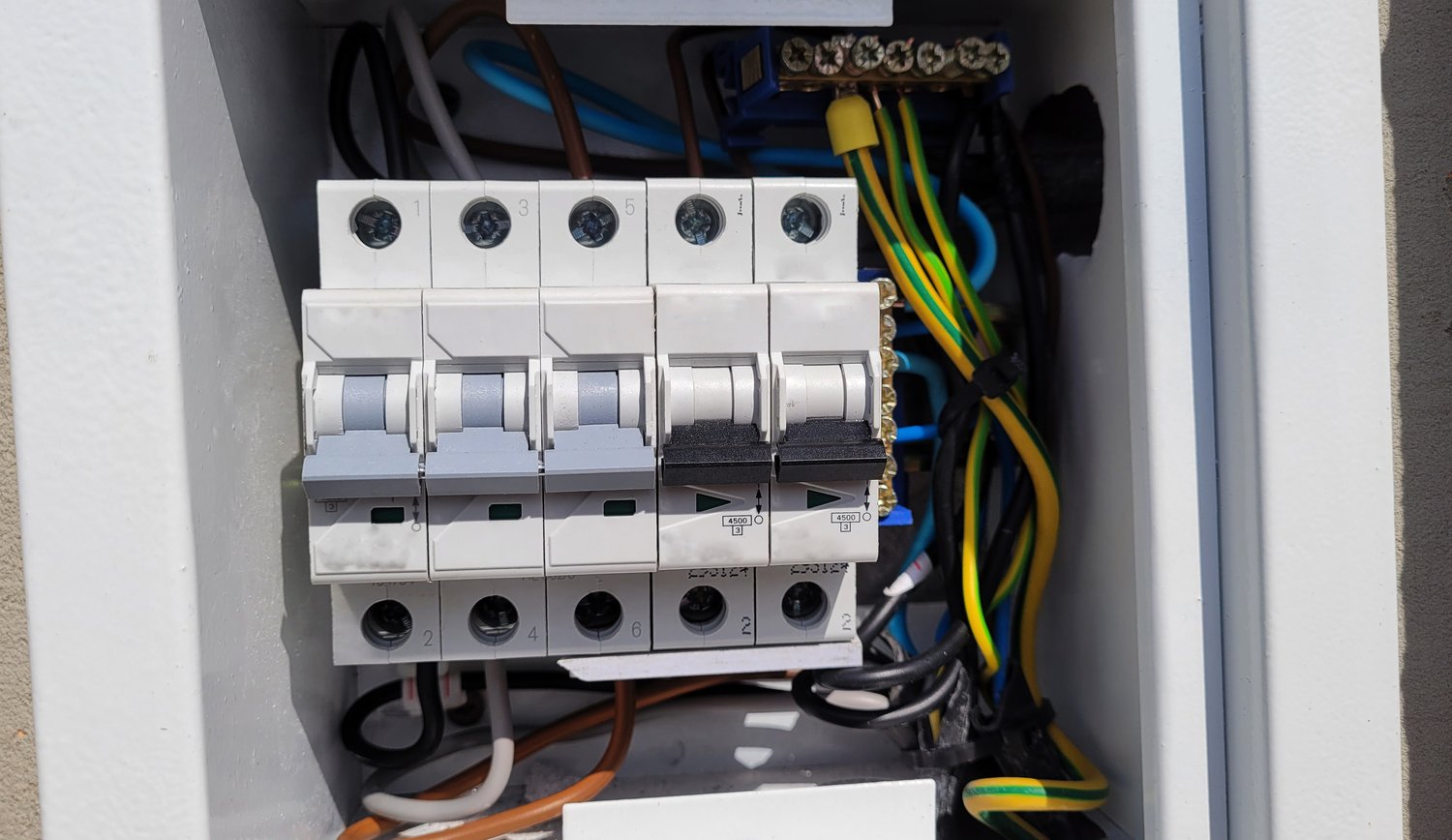 Jak wybrać i zainstalować odpowiednie zabezpieczenia elektryczne w domu