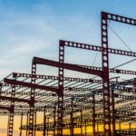 Jak wybrać odpowiednie elementy instalacji stalowych do Twojego projektu