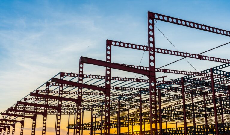 Jak wybrać odpowiednie elementy instalacji stalowych do Twojego projektu