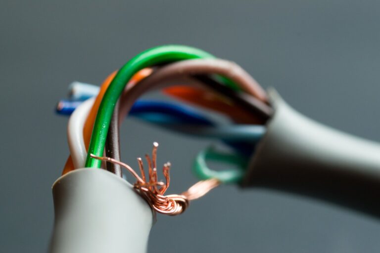 Jak dobrać odpowiednie kable i przewody do instalacji elektrycznej