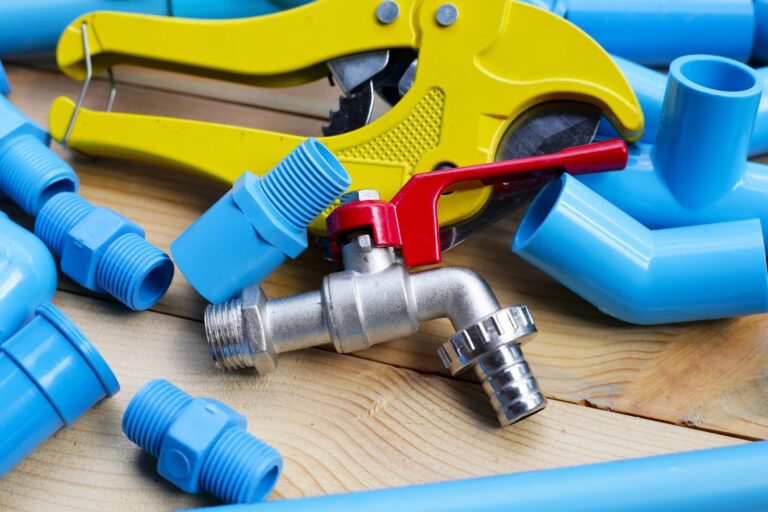 Jak wybrać odpowiednie narzędzia ręczne do prac hydraulicznych i elektrycznych