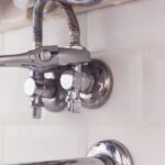Jaką baterię łazienkową wybrać – sztorcową czy ścienną?