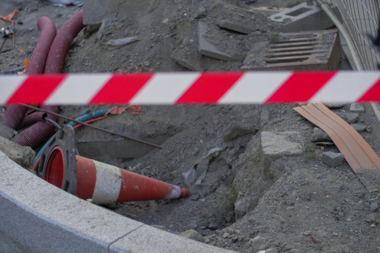 Bezpieczne układanie kabli z użyciem folii ostrzegawczych