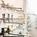 Jak efektywnie wykorzystać konsole ścienne i systemy mocujące w instalacjach