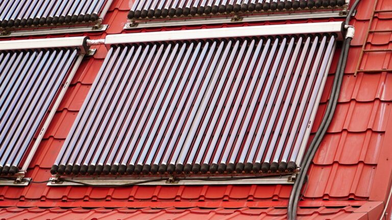Jak efektywnie wykorzystać zestawy solarne do grzania wody w domu