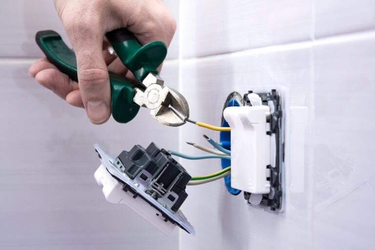 Jak prawidłowo zamontować gniazdka elektryczne w łazience?
