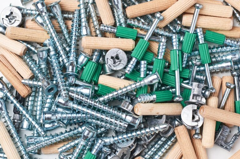 Jak wybierać i stosować elementy mocujące w instalacjach elektrycznych i hydraulicznych