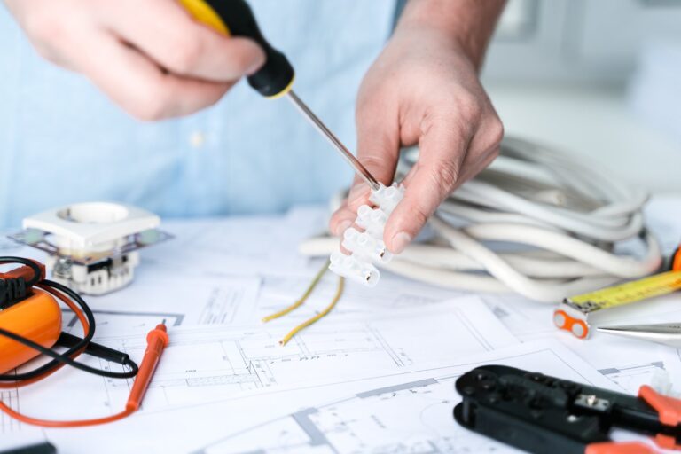 Praktyczny przewodnik po instalacjach elektrycznych dla profesjonalistów i majsterkowiczów