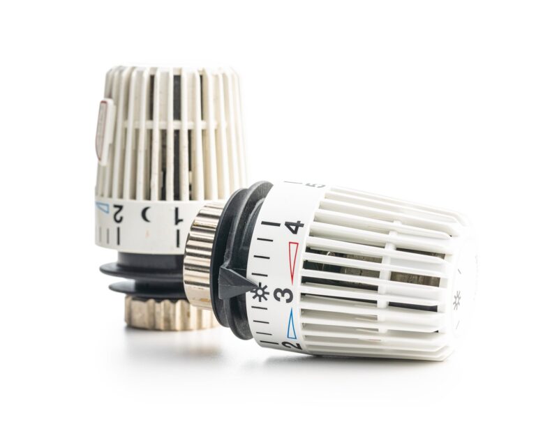 Czym różnią się nowoczesne baterie termostatyczne od standardowych?