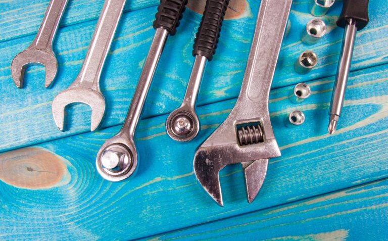 Jak wybrać odpowiedni klucz francuski do pracy w instalacjach