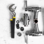 Jak wymienić uszkodzoną baterię umywalkową bez wezwania hydraulika?