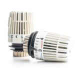 Kiedy stosować zawory termostatyczne a kiedy elektroniczne regulatory?
