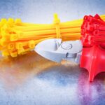 Praktyczne zastosowania opasek zaciskowych w instalacjach elektrycznych i hydraulicznych