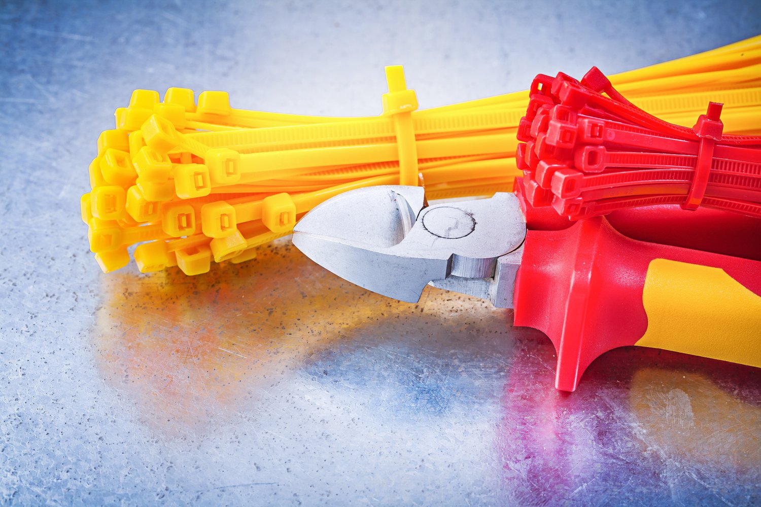 Praktyczne zastosowania opasek zaciskowych w instalacjach elektrycznych i hydraulicznych