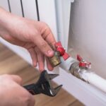 Jak poprawnie zamontować półśrubunek do grzejnika i jakie narzędzia wybrać