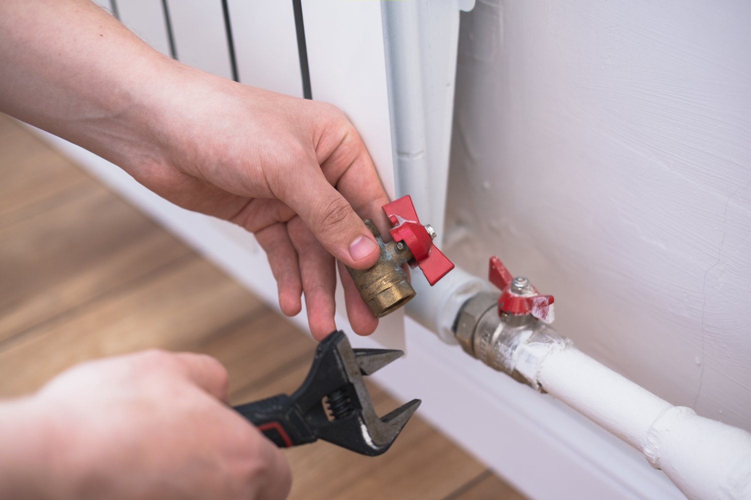 Jak poprawnie zamontować półśrubunek do grzejnika i jakie narzędzia wybrać