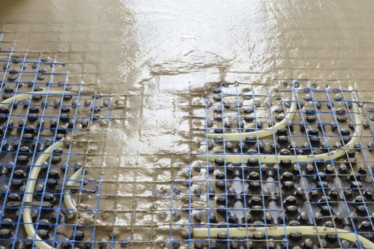 Jak wybrać odpowiedni styropian frezowany do instalacji ogrzewania podłogowego