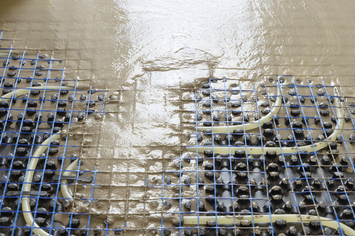 Jak wybrać odpowiedni styropian frezowany do instalacji ogrzewania podłogowego