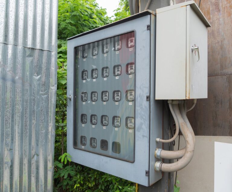 Jak wybrać odpowiednią rozdzielnicę hermetyczną do twojej instalacji