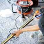 Skuteczne sposoby na usuwanie kamienia z instalacji wodnej i grzewczej