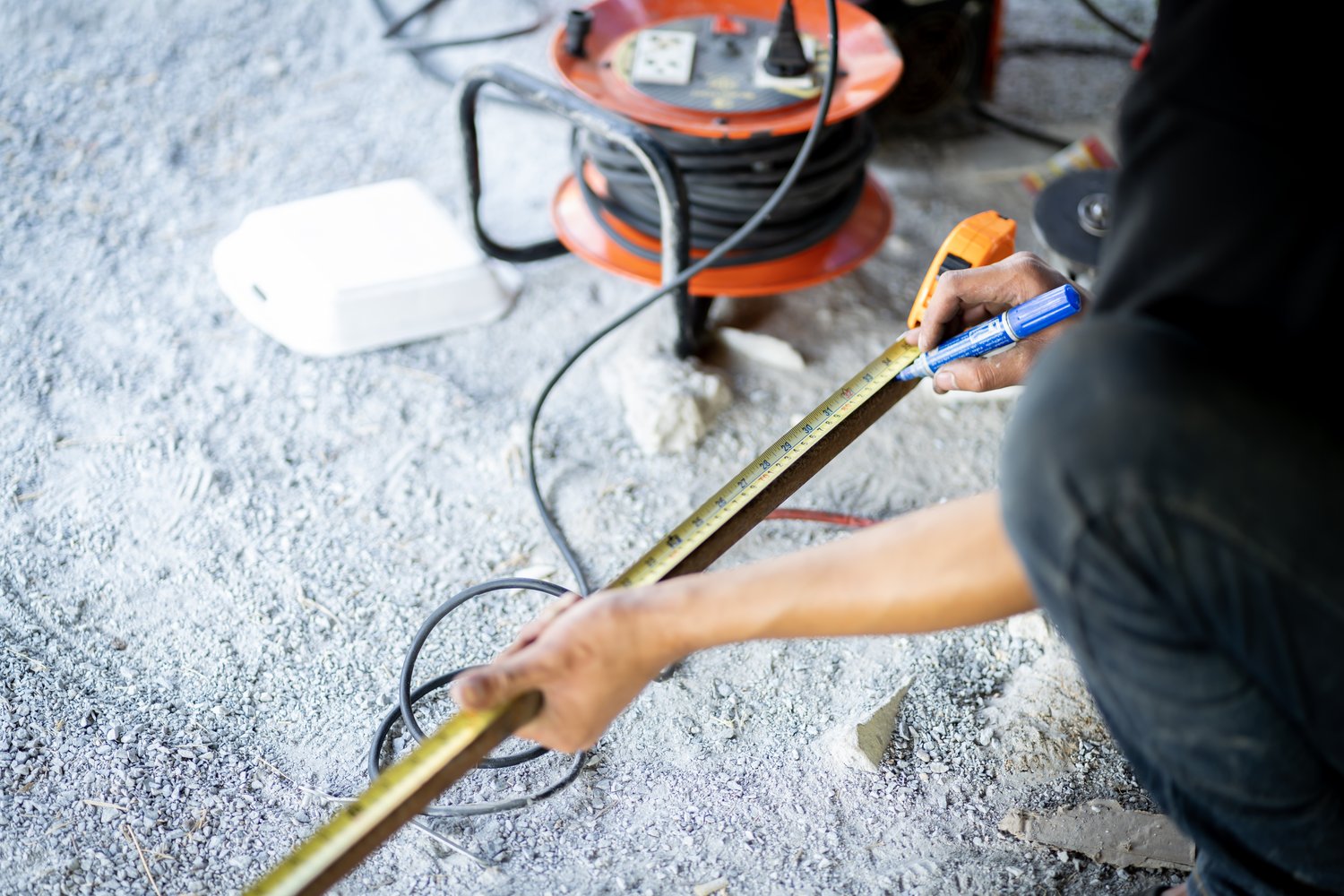 Skuteczne sposoby na usuwanie kamienia z instalacji wodnej i grzewczej