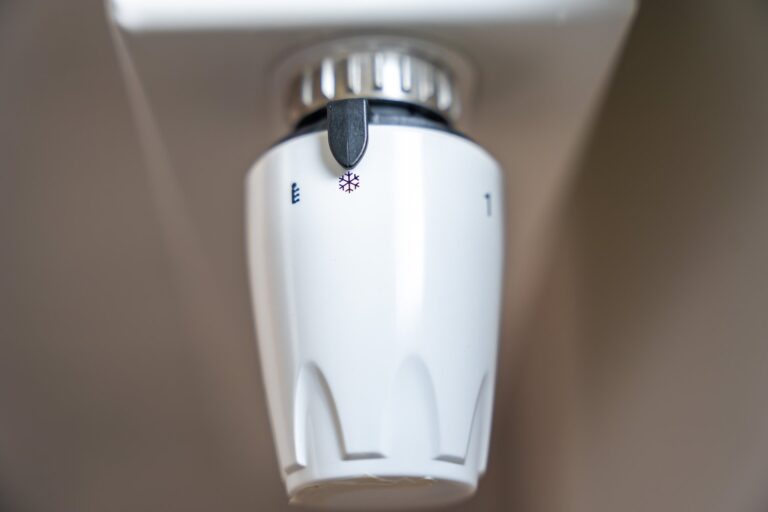 Dlaczego bojler elektryczny długo podgrzewa wodę i jak przyspieszyć ten proces?