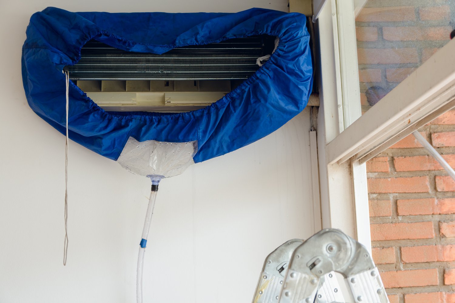 Dlaczego klimatyzator kapie wodą do pomieszczenia i jak to naprawić?