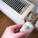 Jak naprawić przeciekający zawór termostatyczny przy grzejniku?