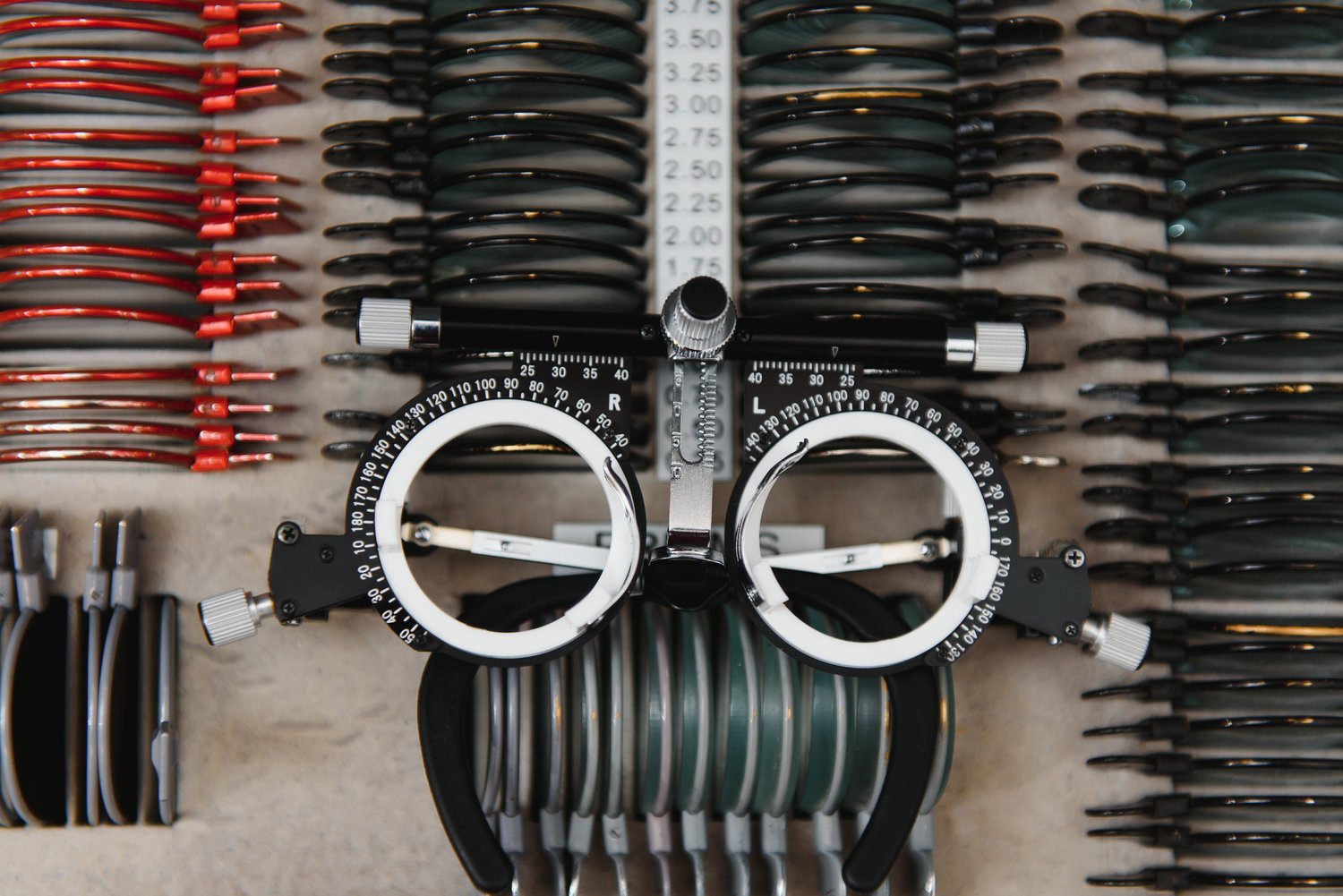 Jak prawidłowo wybrać i zastosować opaski kablowe w instalacjach elektrycznych