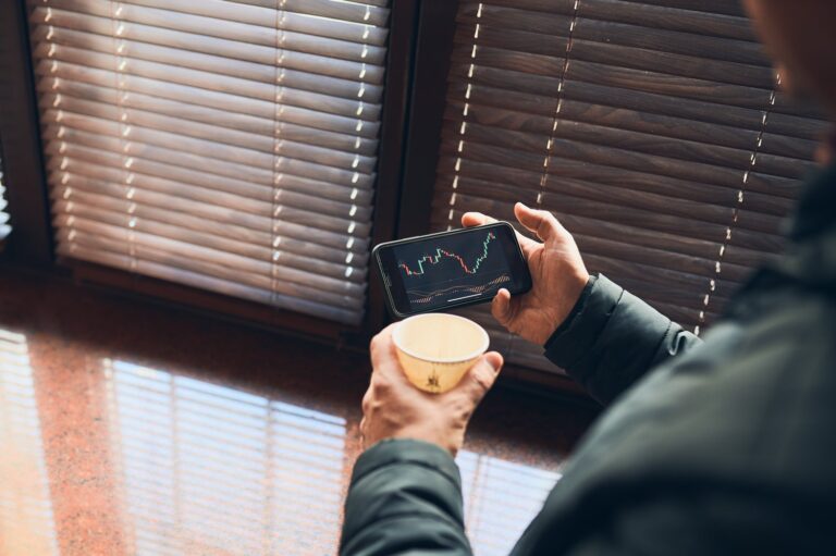 Jak wybrać odpowiedni system sterowania roletami z funkcją programowania czasowego?