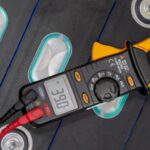 Jak wybrać odpowiednie urządzenia pomiarowe do prac elektrycznych