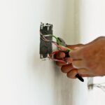 Jak wymienić uszkodzony włącznik światła bez wywoływania elektryka?