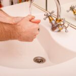 Jak wymienić zużytą baterię w baterii łazienkowej krok po kroku?