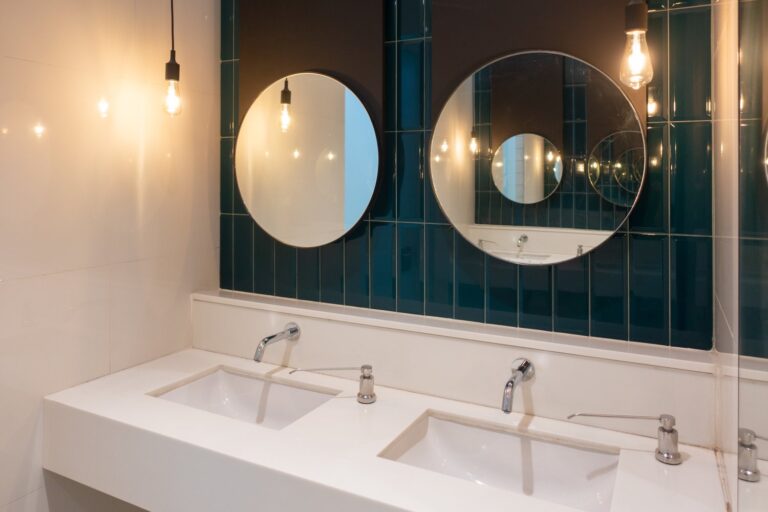 Jakie trendy w oświetleniu łazienkowym dominują w tym roku?