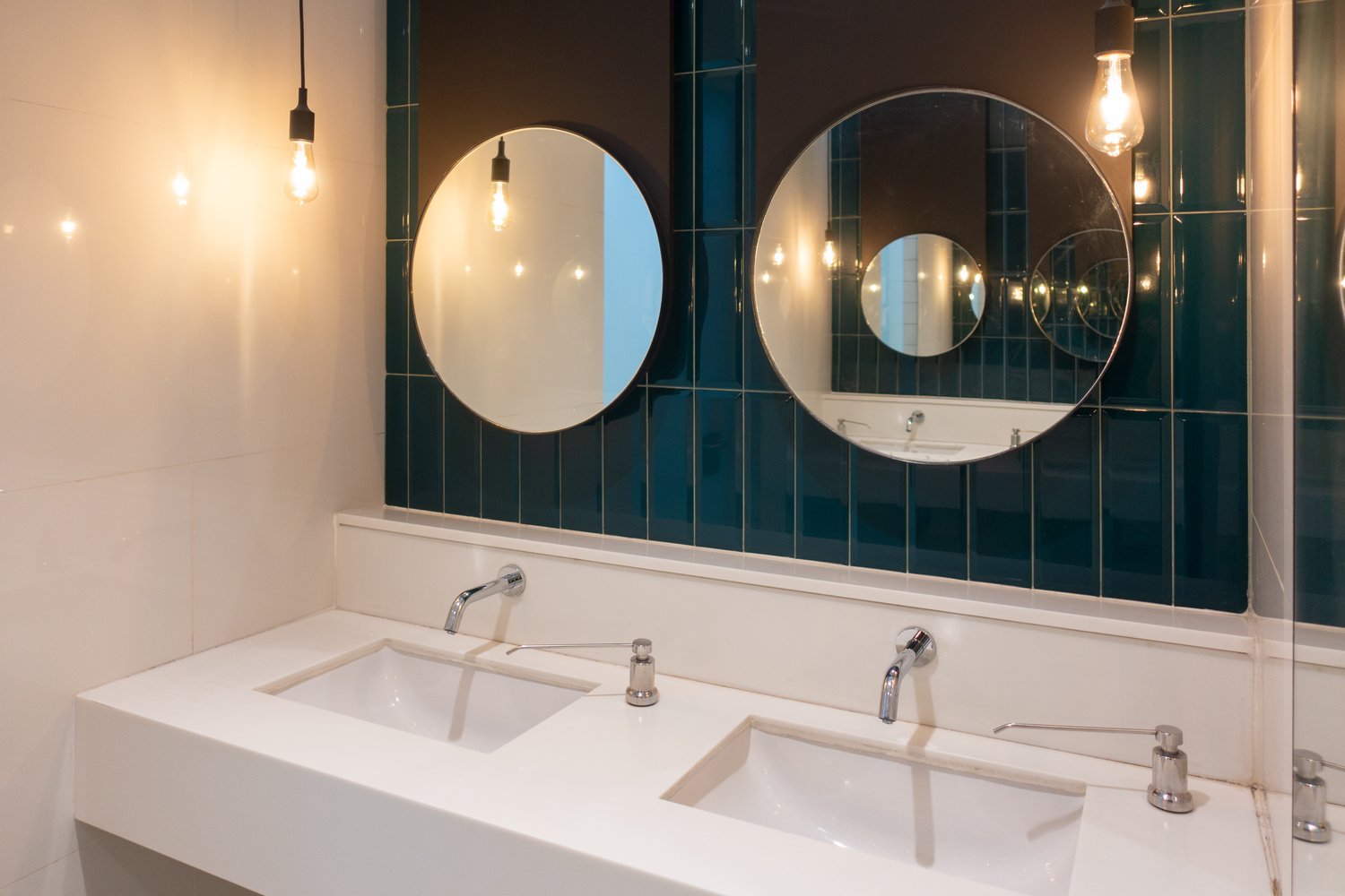 Jakie trendy w oświetleniu łazienkowym dominują w tym roku?