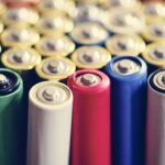 Czym różnią się baterie alkaliczne od akumulatorów w urządzeniach domowych?