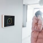 Czym się różni termostat przewodowy od bezprzewodowego?