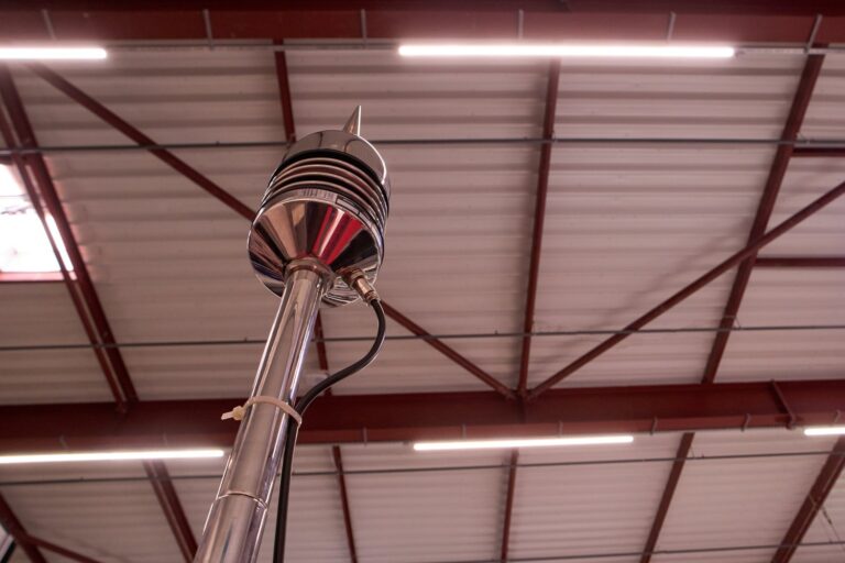 Jak prawidłowo zainstalować system ochrony odgromowej w budynku mieszkalnym