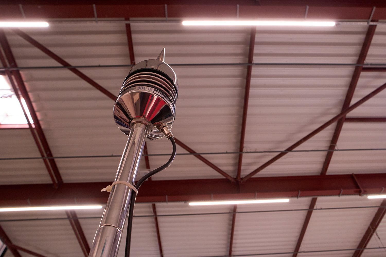 Jak prawidłowo zainstalować system ochrony odgromowej w budynku mieszkalnym