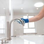 Jak usunąć kamień z armatury łazienkowej domowymi sposobami?