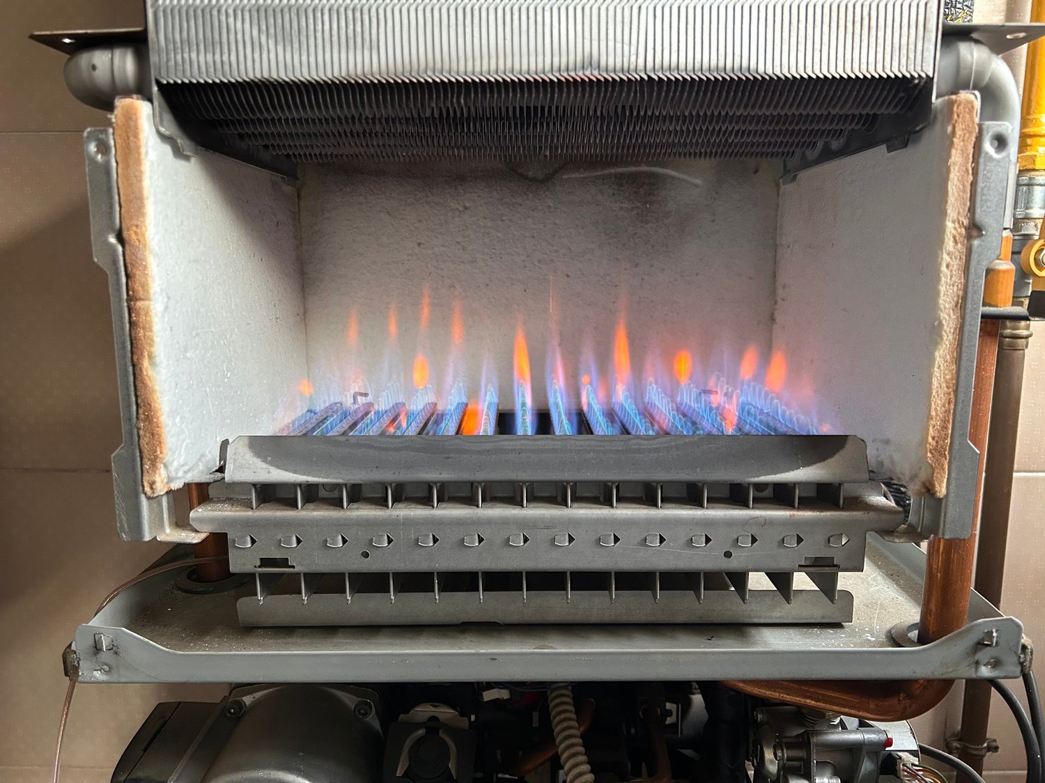 Jak wymienić uszkodzony czujnik temperatury w piecu gazowym?